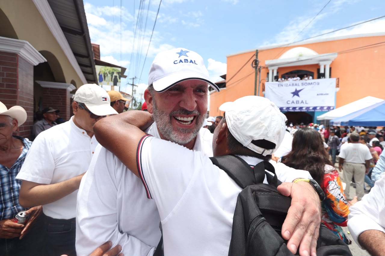 Roberto Arzú abrazando a un vecino en la calle