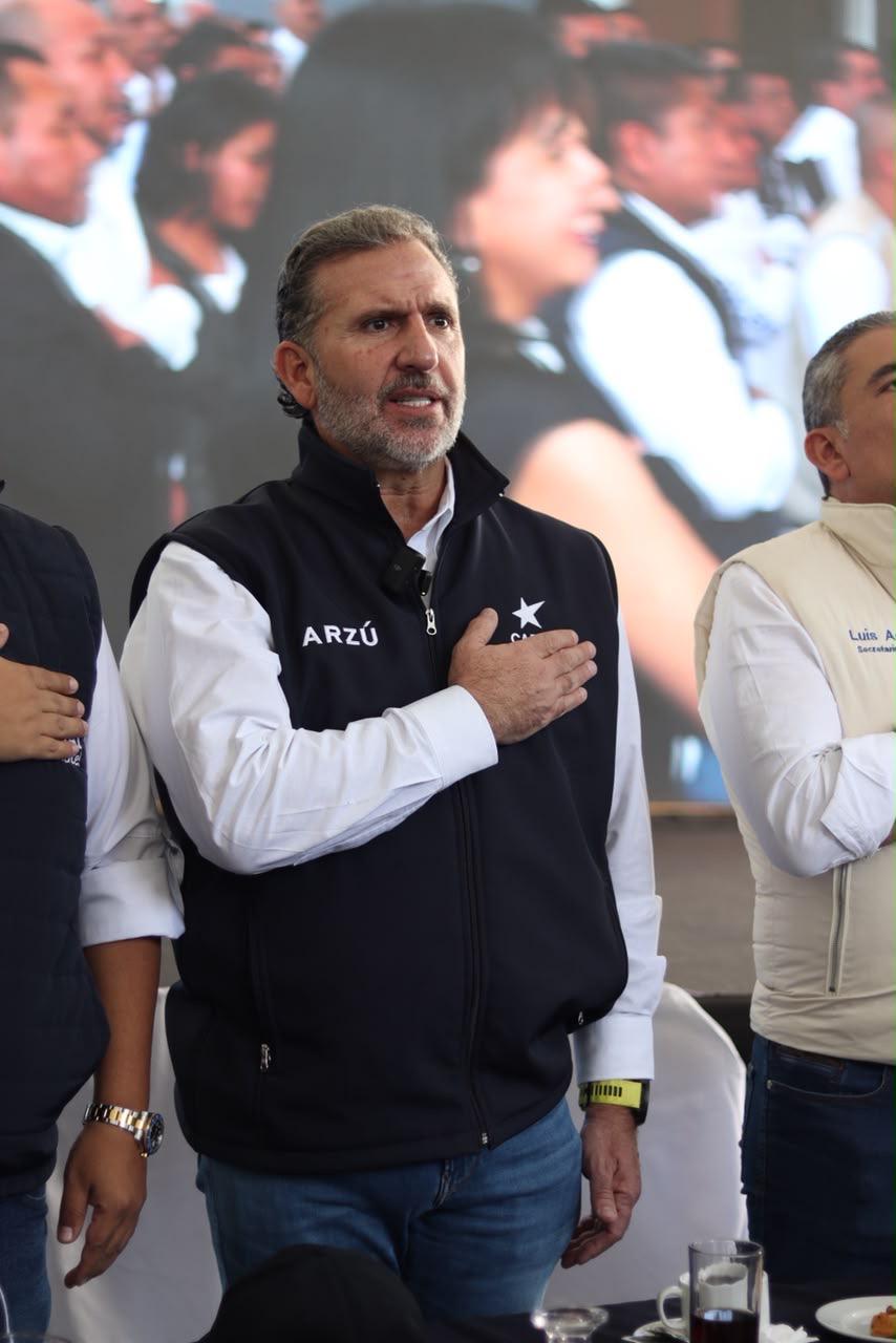 Roberto Arzú con la mano en el pecho durante el himno nacional