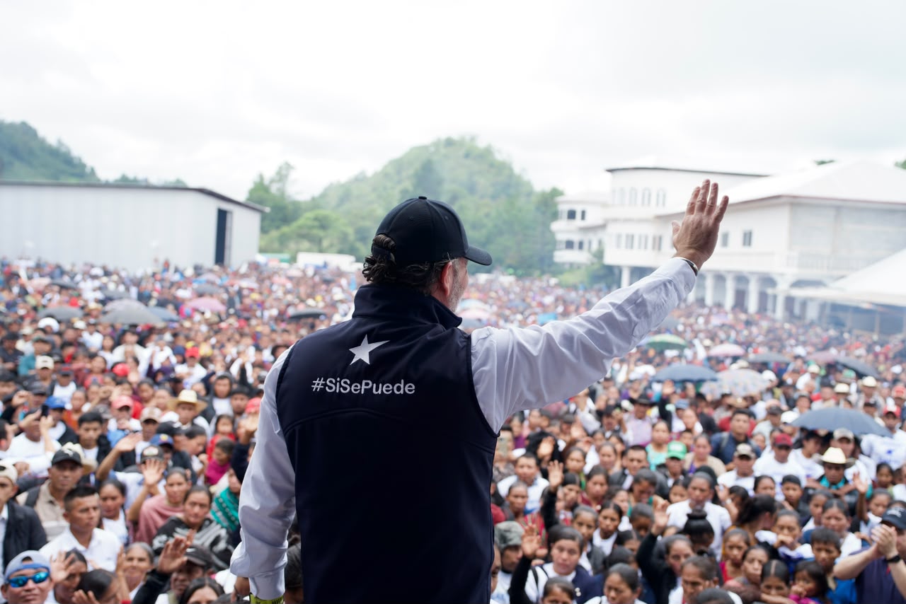 Roberto Arzú saludando a una multitud en el interior del país