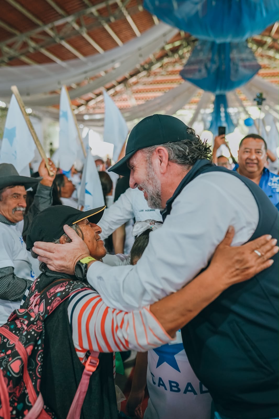 Roberto Arzú con niñas y niños en una comunidad