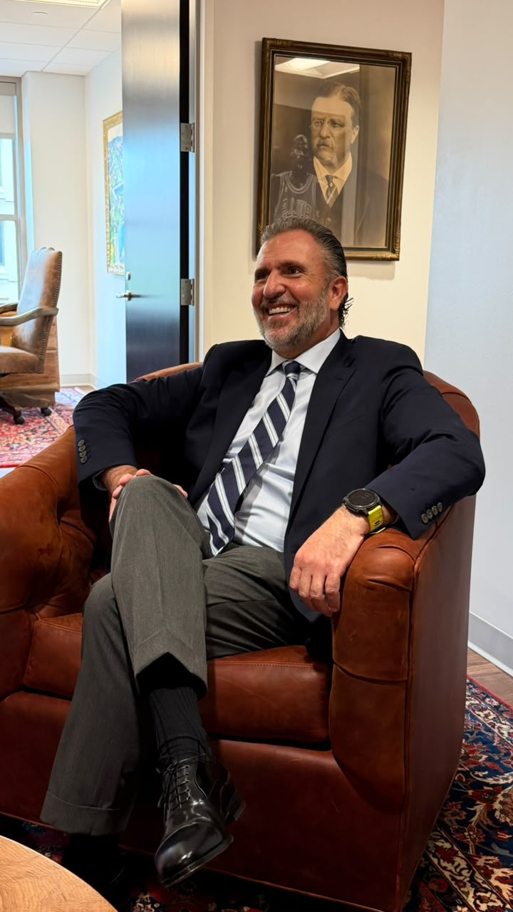 Roberto Arzú durante una conversación