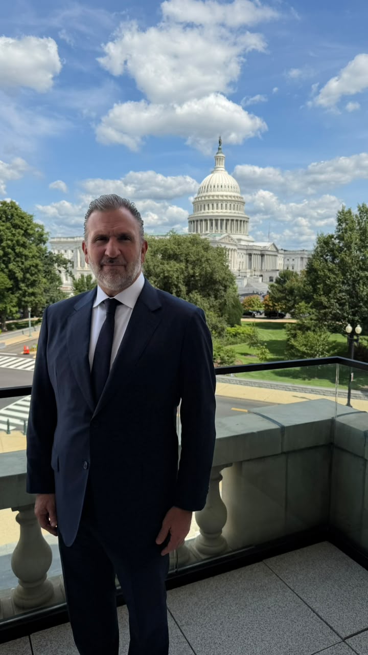 Roberto Arzú frente al Capitolio en Washington