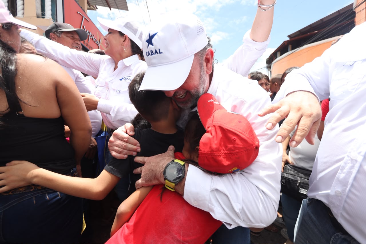 Abrazo con niños